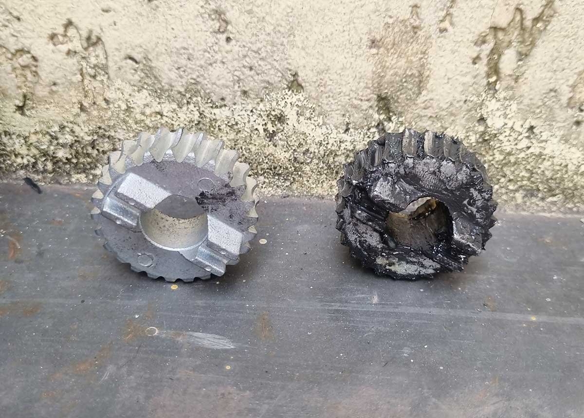 Engrenagens desgastadas de portão deslizante — problema frequente em condomínios do Tatuapé com uso intenso
